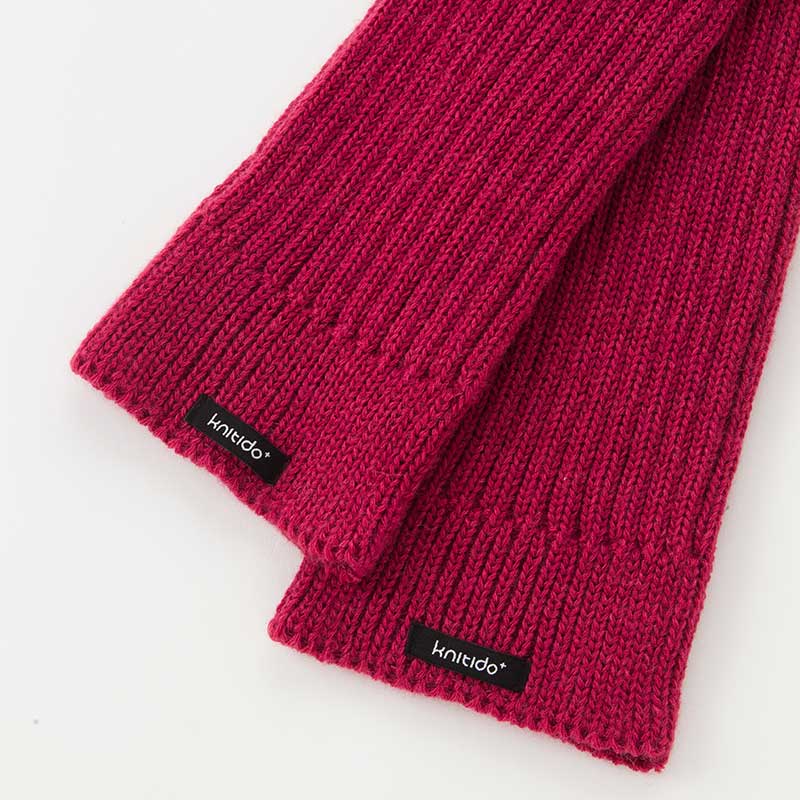 Close-up photo of the cuff of the Wool Blend Ribbed Leg Warmer of the Knitido plus brand in MAGENTA color