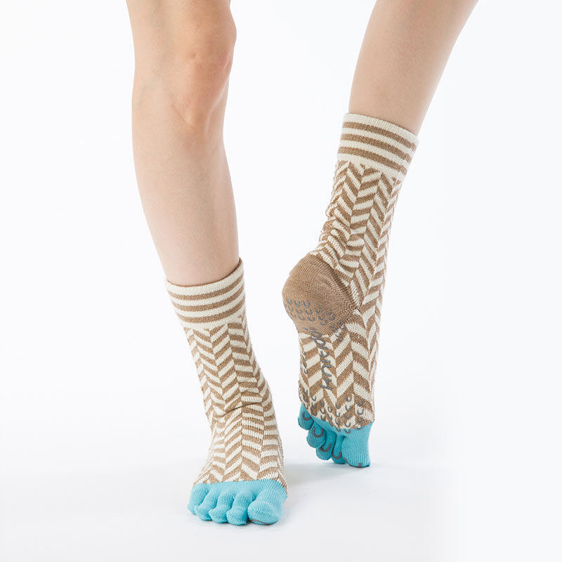 Knitido plus brand Organic Cotton Herringbone Midcalf Toe Socks in TURQUOISE color with light blue toe from front of woman's leg