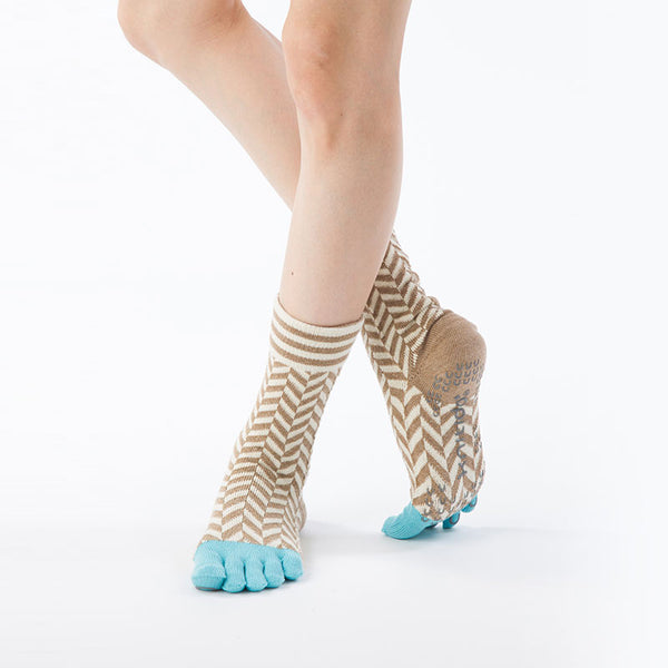 Knitido plus brand Organic Cotton Herringbone Midcalf Toe Socks in TURQUOISE color with light blue toe from front of woman's leg