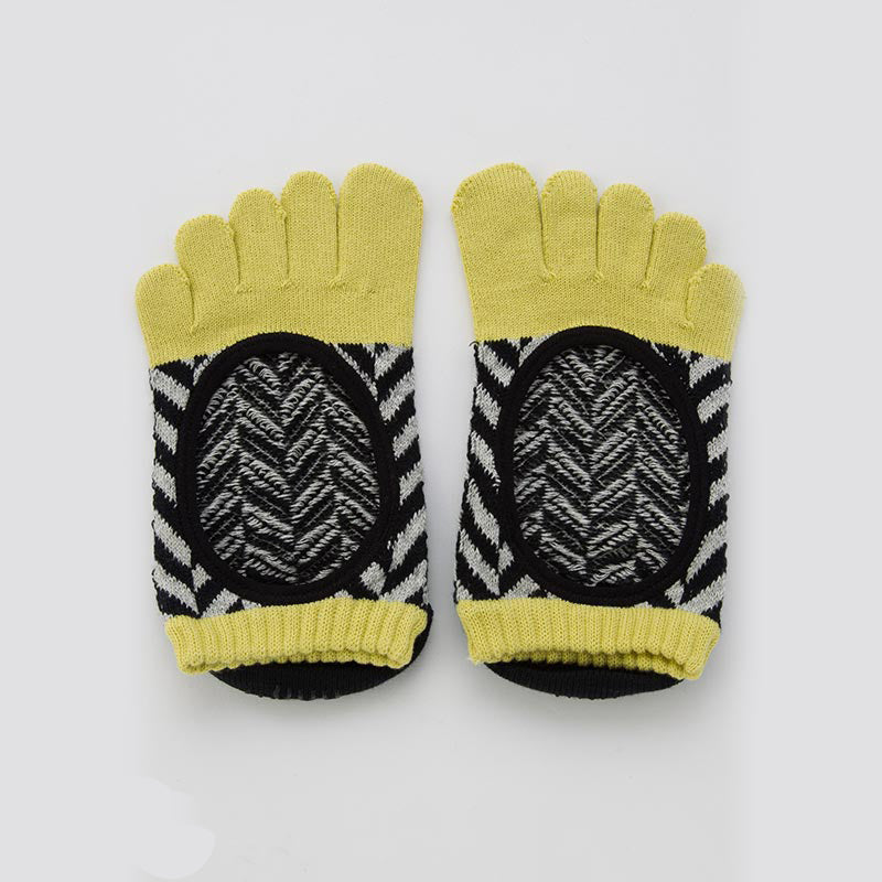 Knitido plus brand Organic Cotton Herringbone Toe Liner Socks in black with yellow inserts