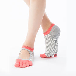 Front view of a woman wearing a pair of Knitido plus brand Organic Cotton Herringbone Toe Liner Socks in the color Grey with a hint of salmon pink
