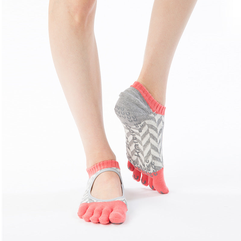 Front view of a woman's leg wearing a pair of Knitido plus brand Organic Cotton Herringbone Toe Liner Socks in the color Grey with salmon pink insert